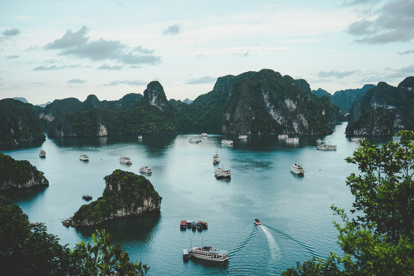 Islas de piedra caliza y aguas de la bahía de Ha Long, Vietnam